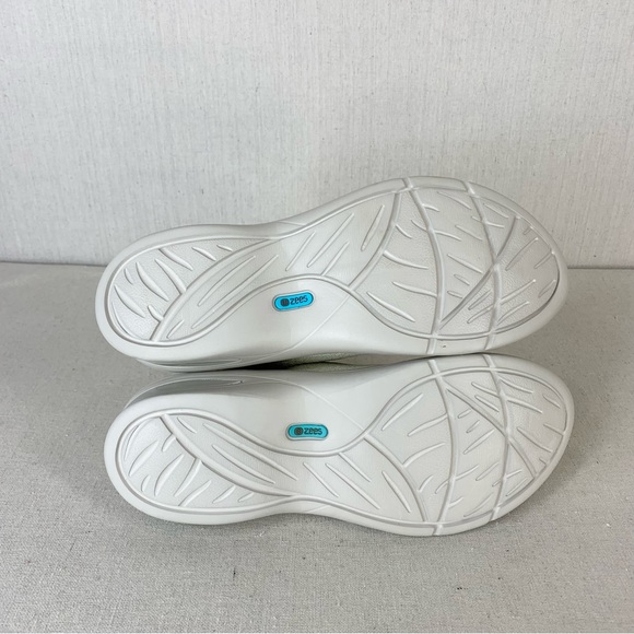 Bzees LIKE NEW Women's Romance Booties Hi-Top Cream/Gold Knit Sneaker - Size 10W - Picture 8 of 15